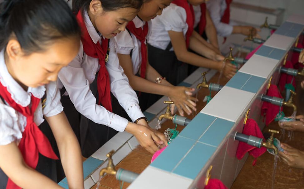 Nordkorea: Mädchen waschen sich in einem Kindergarten die Hände