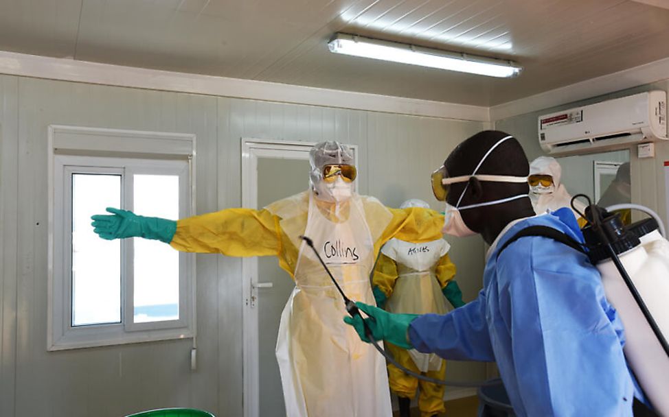 Südsudan: Ein Helfer im Ebola-Schutzanzug