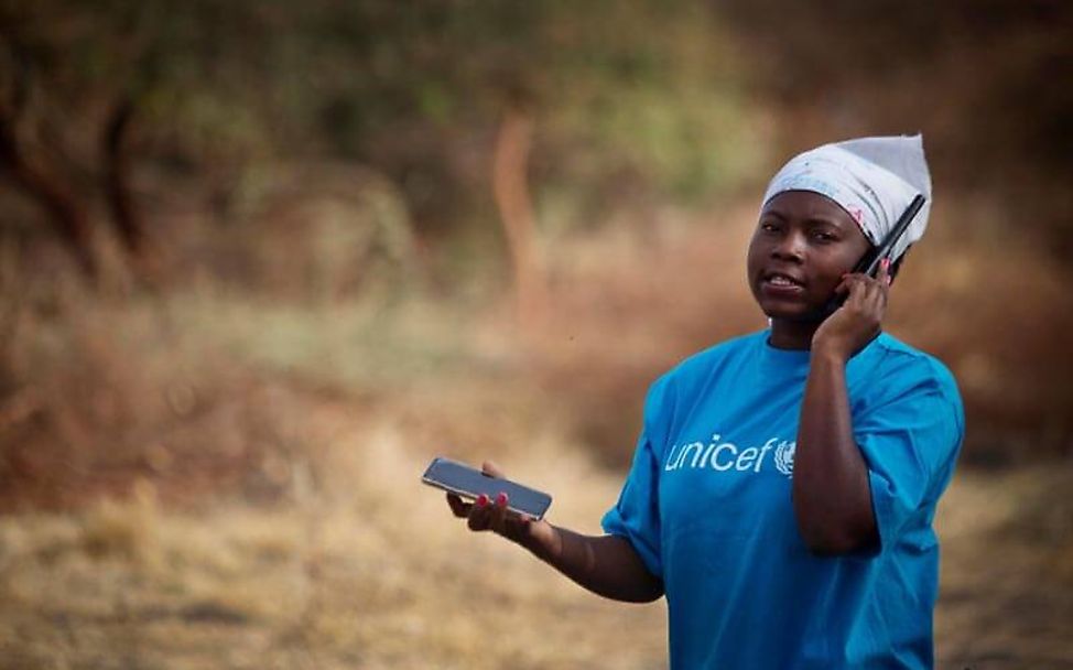 Südsudan: Eine UNICEF-Helferin telefoniert