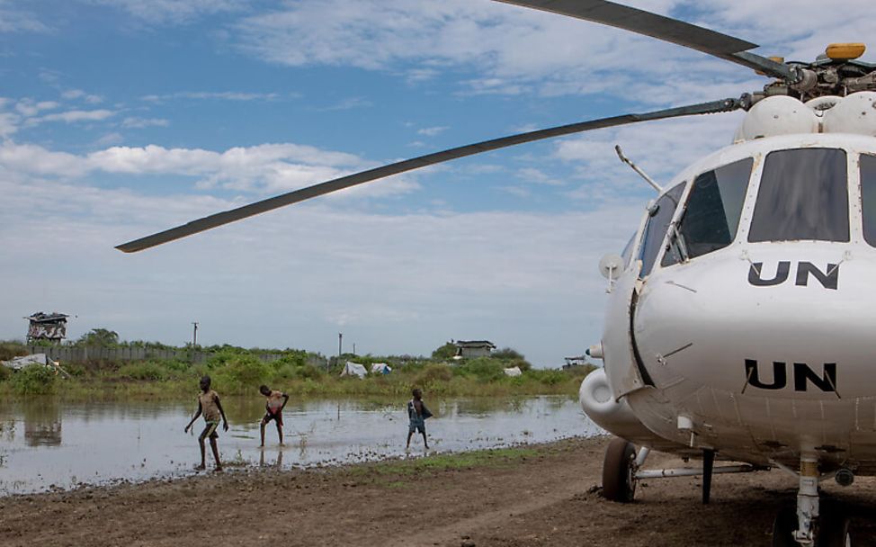 Südsudan: Ein Helikopter neben einem überschwemmten Feld