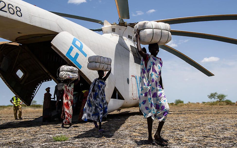 Südsudan: Bei einer Rapid Response Mission werden Hilfsgüter aus einem Flugzeug geladen