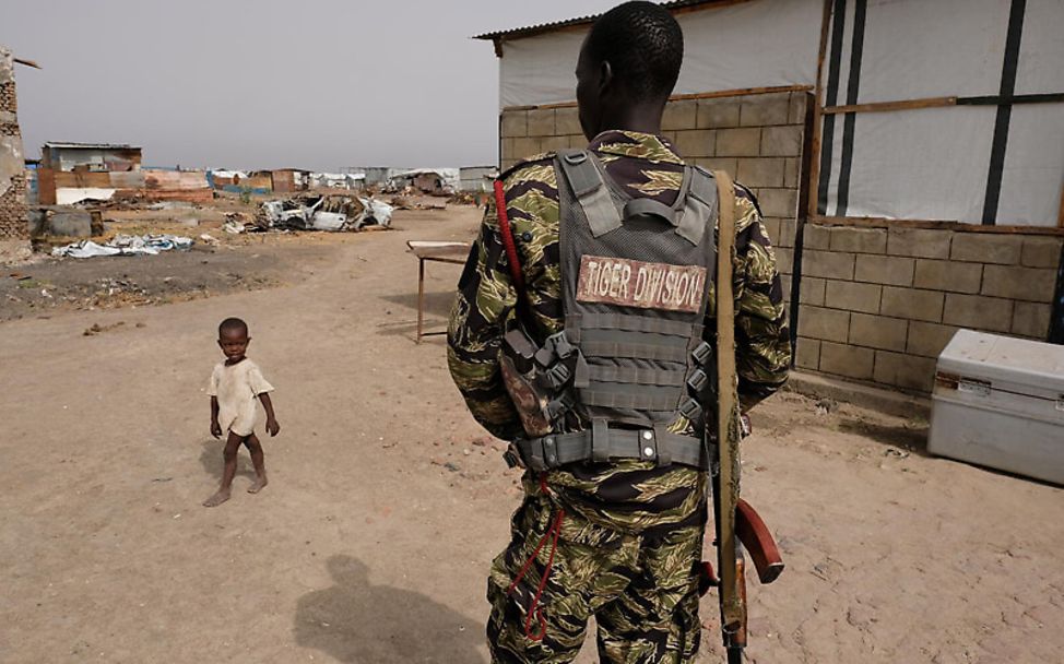 Südsudan: Ein Kleinkind steht einem Soldaten gegenüber