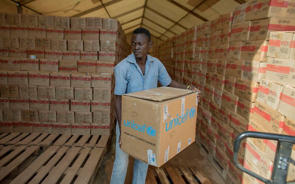 Südsudan: Ein Helfer im UNICEF-Warenlager