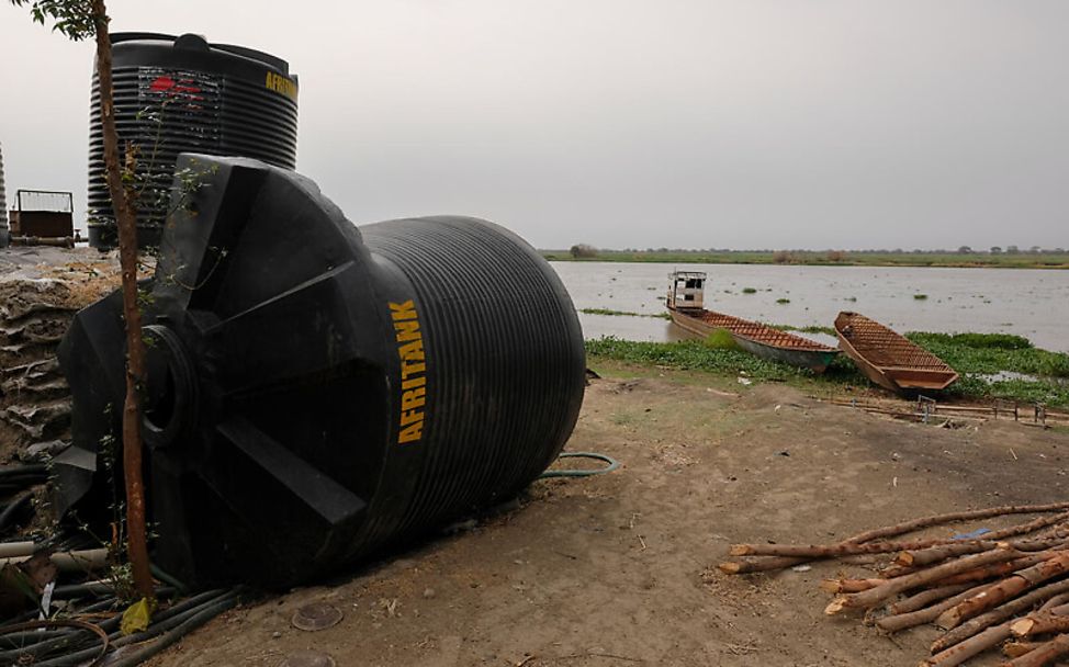Südsudan: Ein beschädigter Wassertank liegt am Fluss