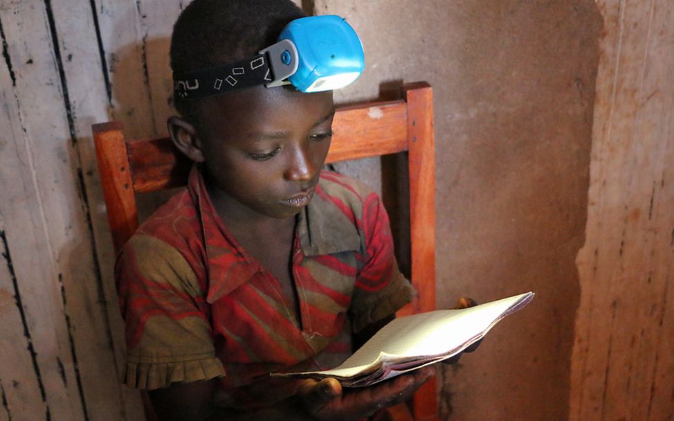 Aufladbare Lampen erleichtern das Leben der Menschen in Burundi. 