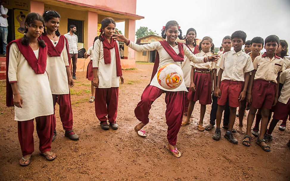 Indien: Kusma spielt in der Pause mit Freunden Fußball.