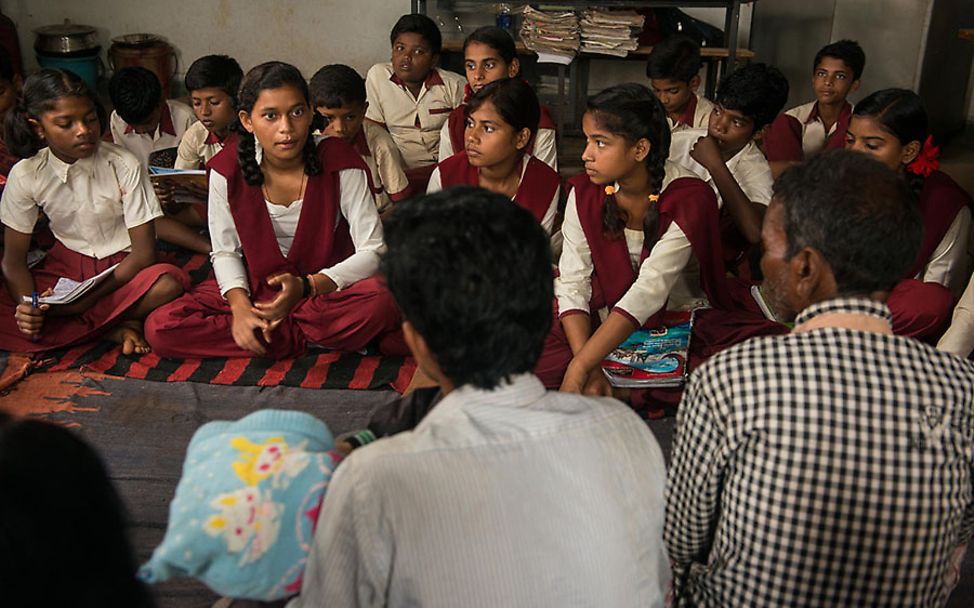 Indien: Kusma spricht vor ihren Schulkameraden und Gemeindemitgliedern über Kinderehen.