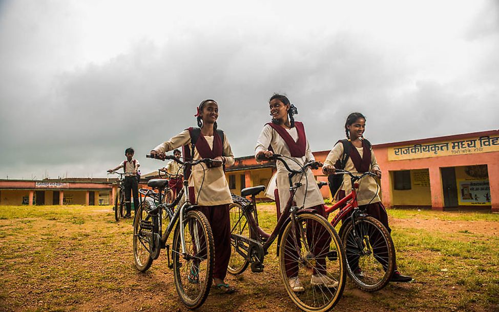 Indien: Kusma und zwei Freundinnen fahren mit dem Fahrrad zur Schule.