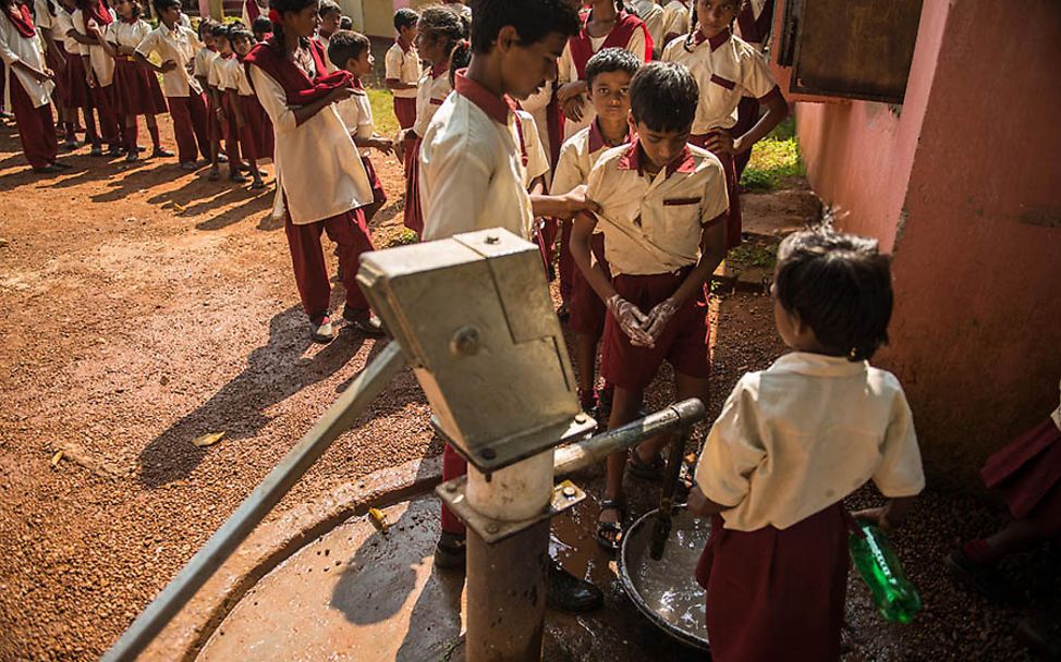 Indien: Die jüngeren Schüler lernen sich richtig die Hände zu waschen.