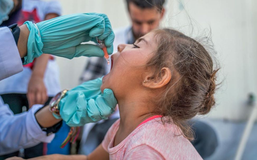 Irak: Ein Mädchen erhält eine Polio-Impfung. 