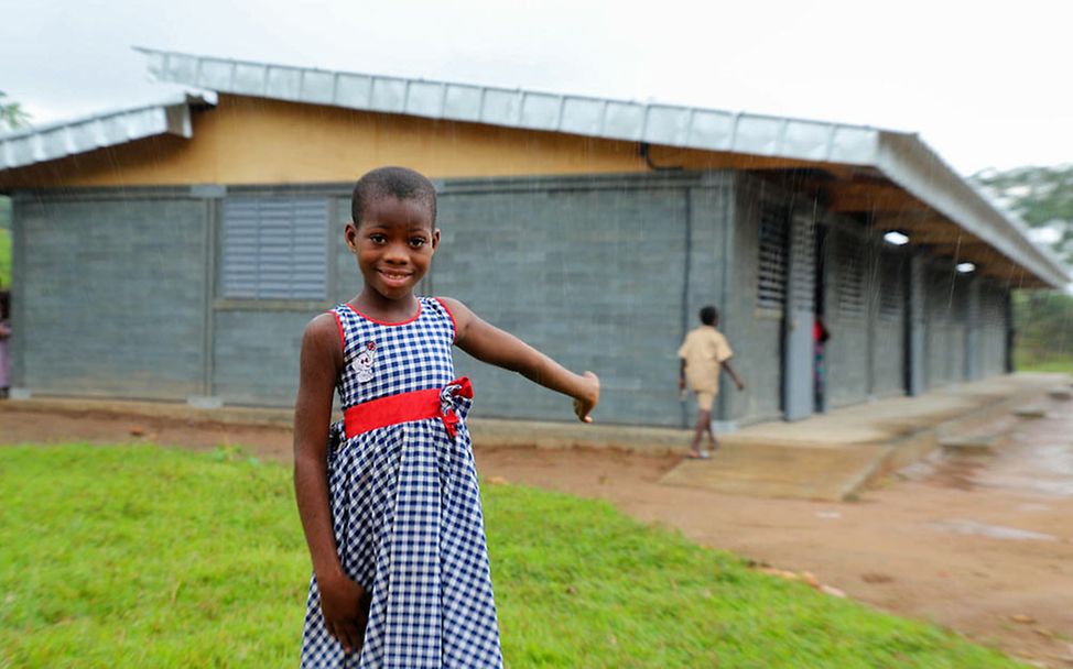 Elfenbeinküste: Aus recyceltem Plastik entstehen Schulen. 