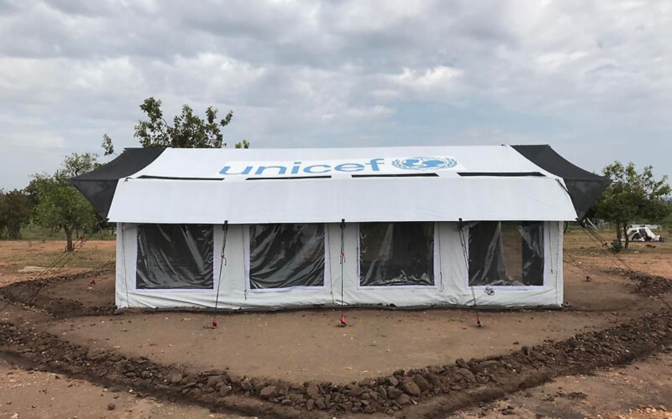 Das High Performance Zelt von Außen in Uganda