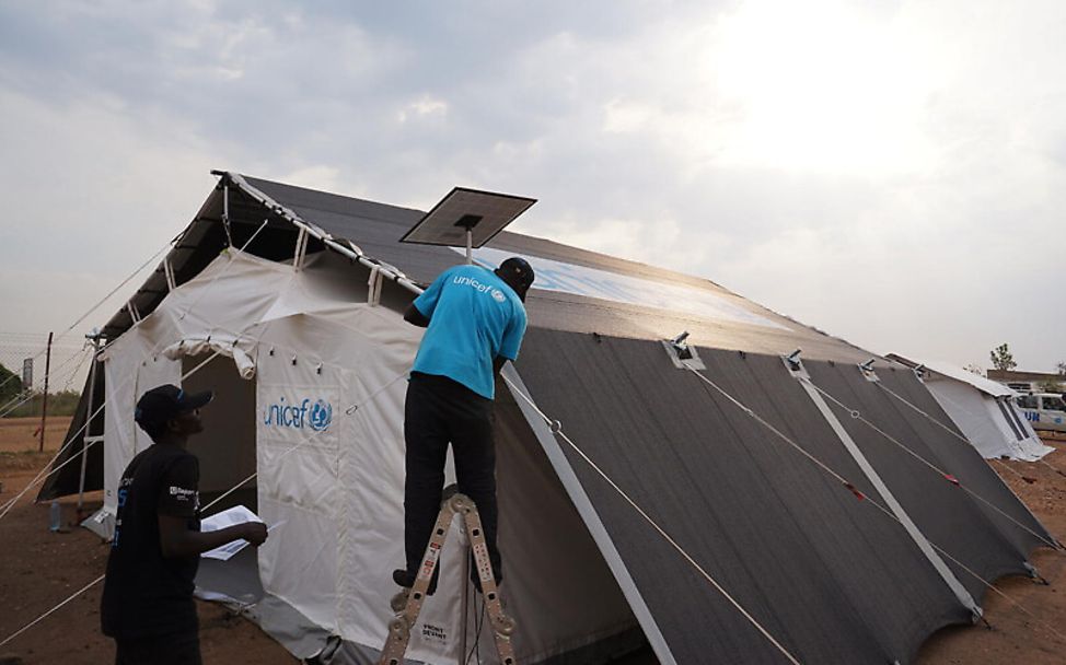 Uganda: Die Solaranlage des neuen Zeltes wird installiert