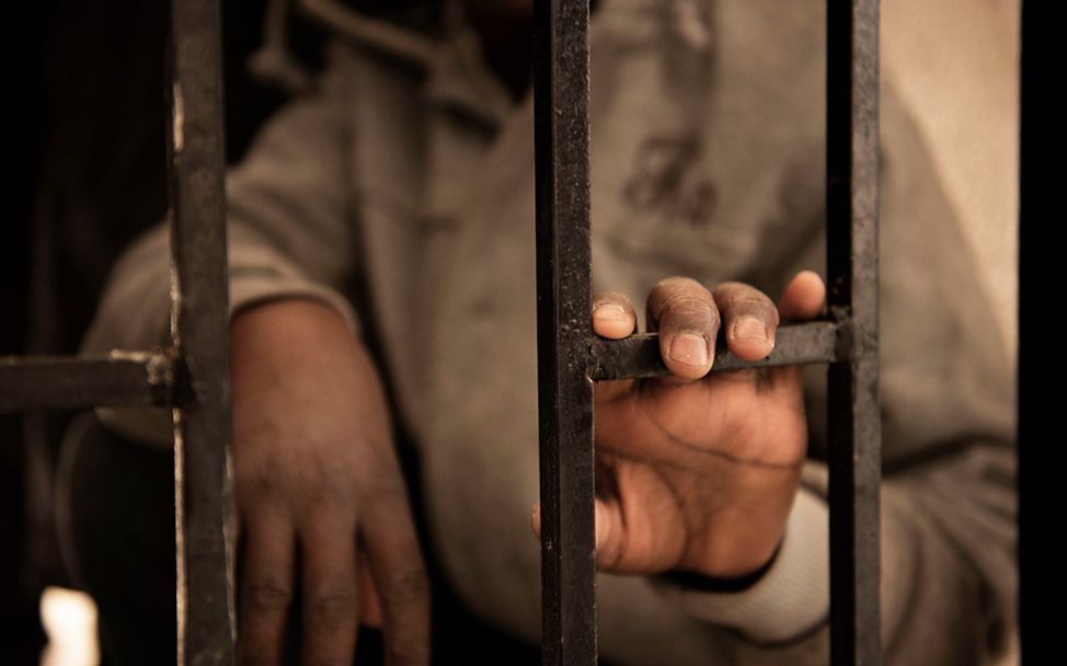 Libyen: Der 14-jährige Issaa hinter Gittern eines Internierungslagers.