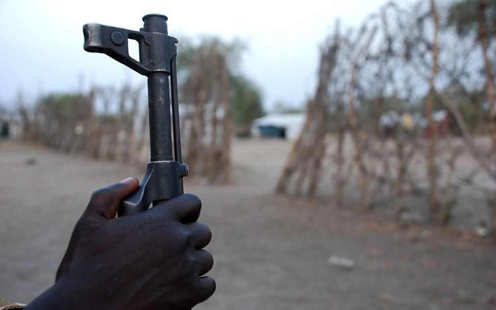 Südsudan: Ein neunjähriger Junge greift den Lauf eines Gewehres.
