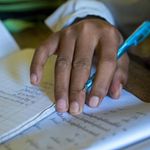Kambodscha: Nahaufnahme der Hand eines lernenden Schülers.