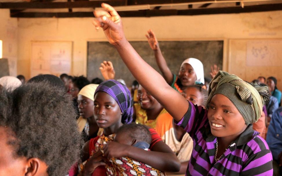 Schulen in Afrika: Junge Frauen, die die Schule abgebrochen hatten, nehmen an einem Wiedereinstiegs-Kurs teil.