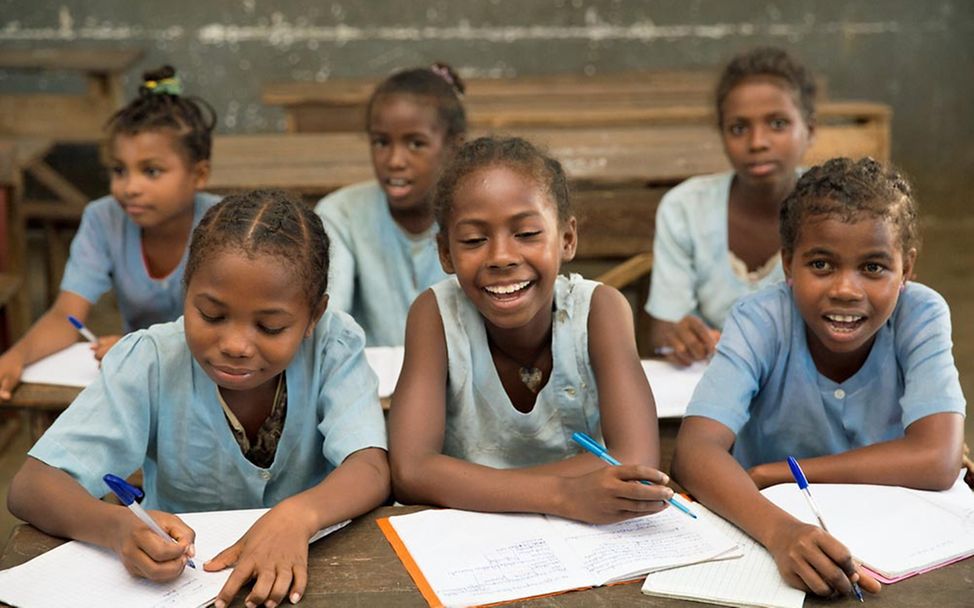 Schulen in Afrika: Sechs Schülerinnen in Madagaskar in ihrem Schulgebäude.