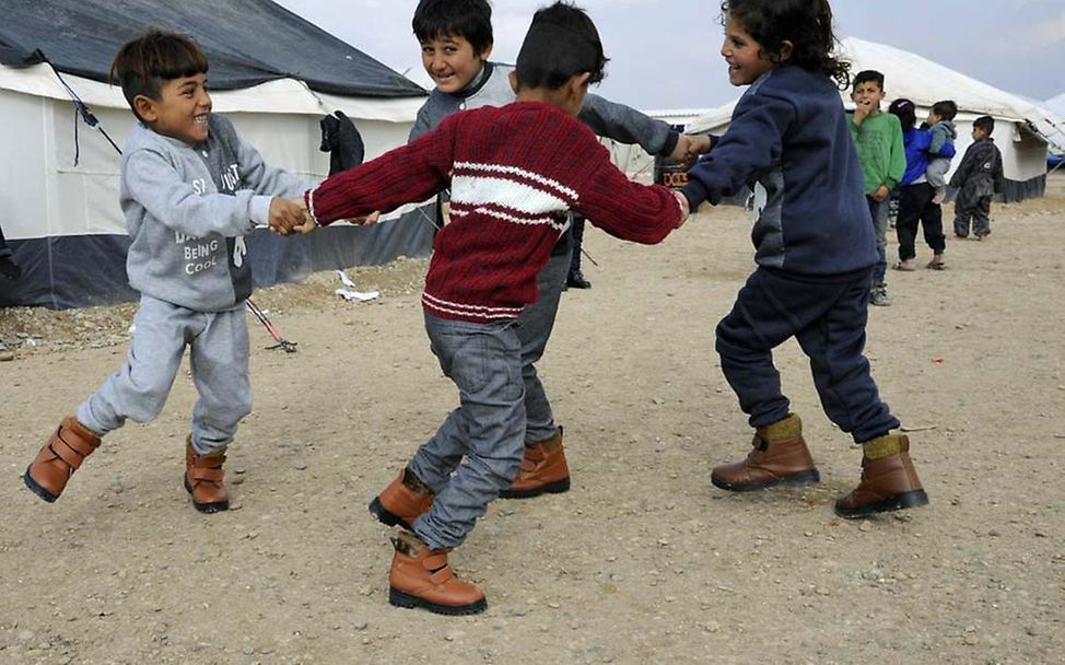 Kinder im Mahmoudli Camp spielen miteinander. 