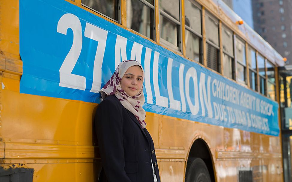 New York: Muzoon vor einem der leeren Schulbusse der Aktion 27 Million.