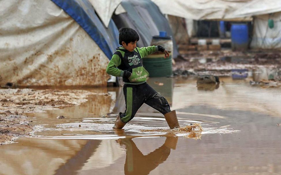 Überall steht Wasser, und es ist kalt in den provisorischen Flüchtlingscamps. 