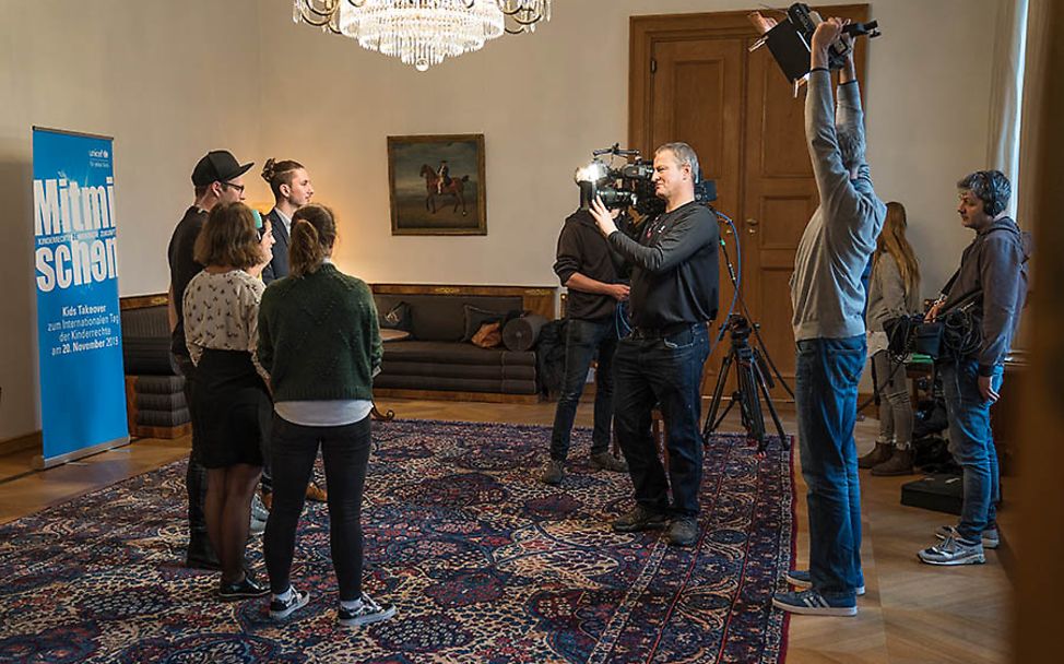 Berlin: Die Schüler geben der Presse vor Ort Interviews.