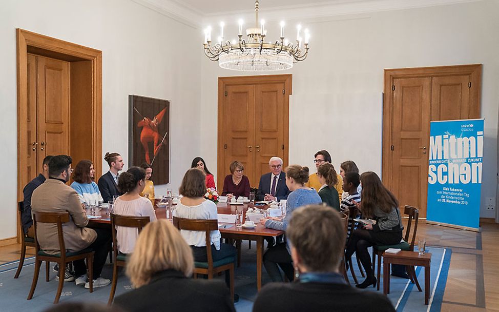 Berlin: Alle Mitglieder der Diskussionsrunde sitzen an einem Tisch zusammen.