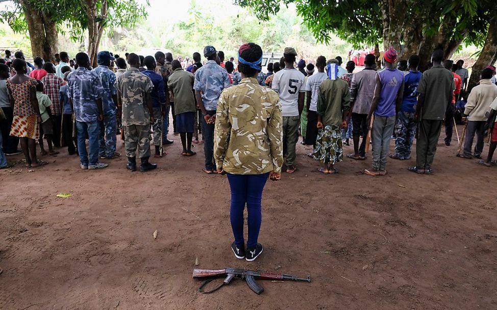 Südsudan: Ein Mädchen steht mit dem Rücken zugewandt vor einem am Boden liegenden Gewehr
