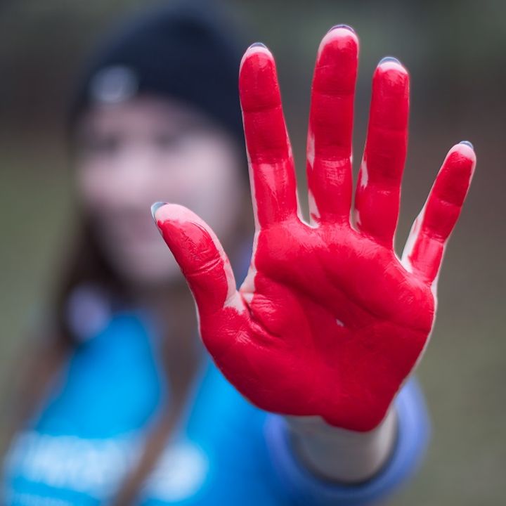 Heute ist Red Hand Day! © UNICEF/DT2017-53645/Darman Nesaei 