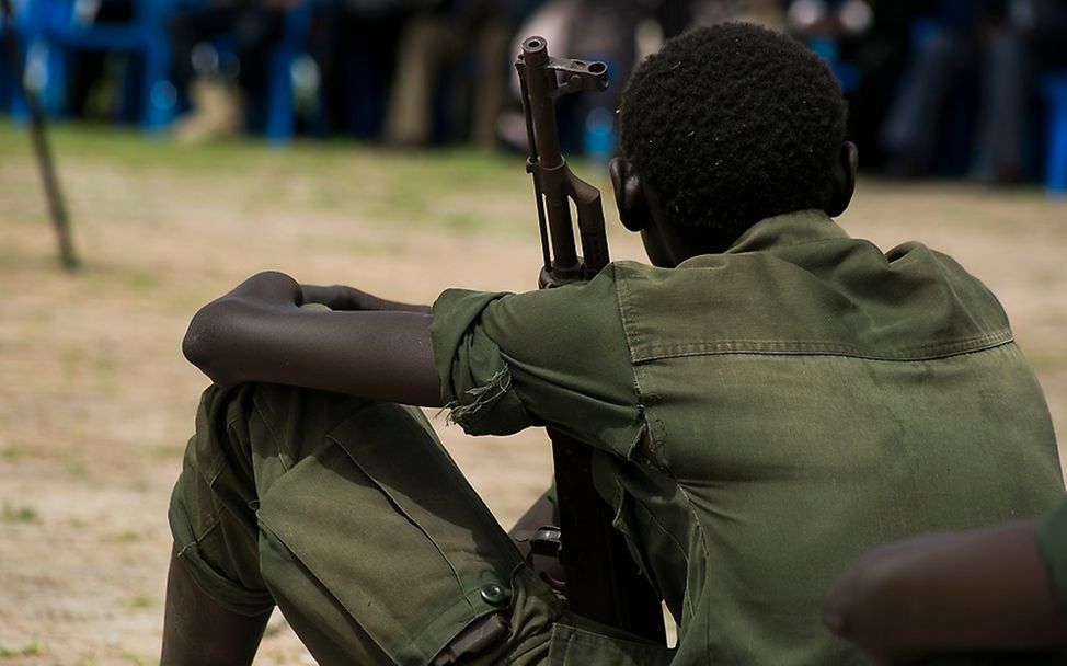 Oft werden Kindersoldaten zu schlimmsten Gewalttaten gezwungen. © UNICEF/UN0209623/Chol
