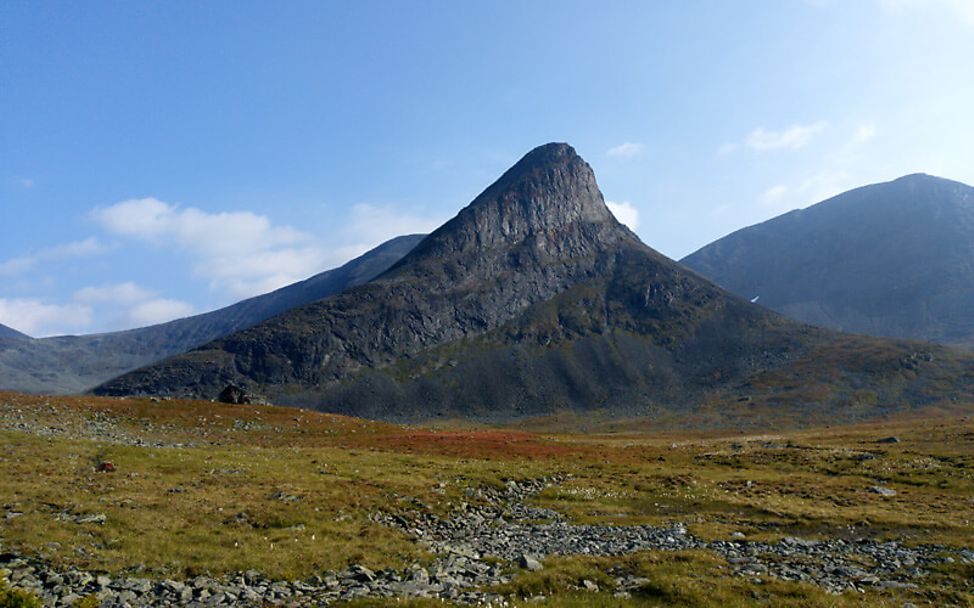 Nordkap-Wanderer Lukas: Ein Berg ragt in den Himmel