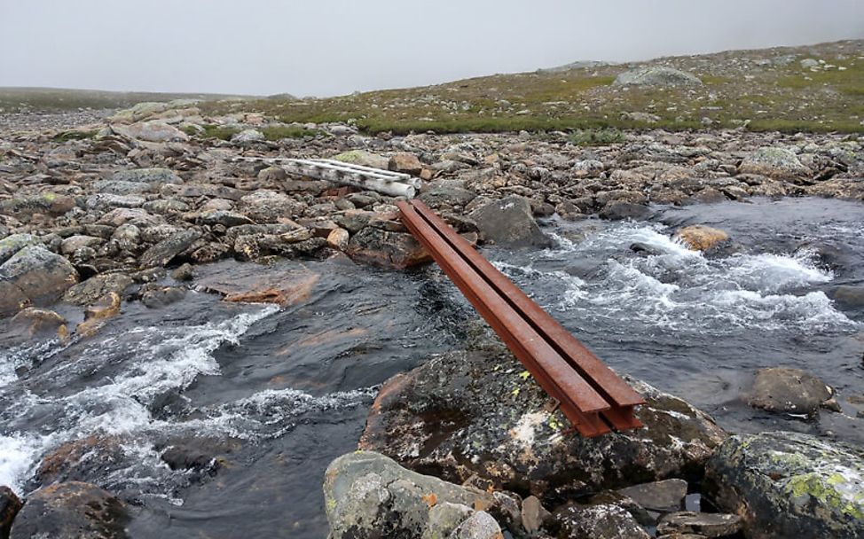Nordkap-Wanderer Lukas: Behelfsbrücke über einem Fluss