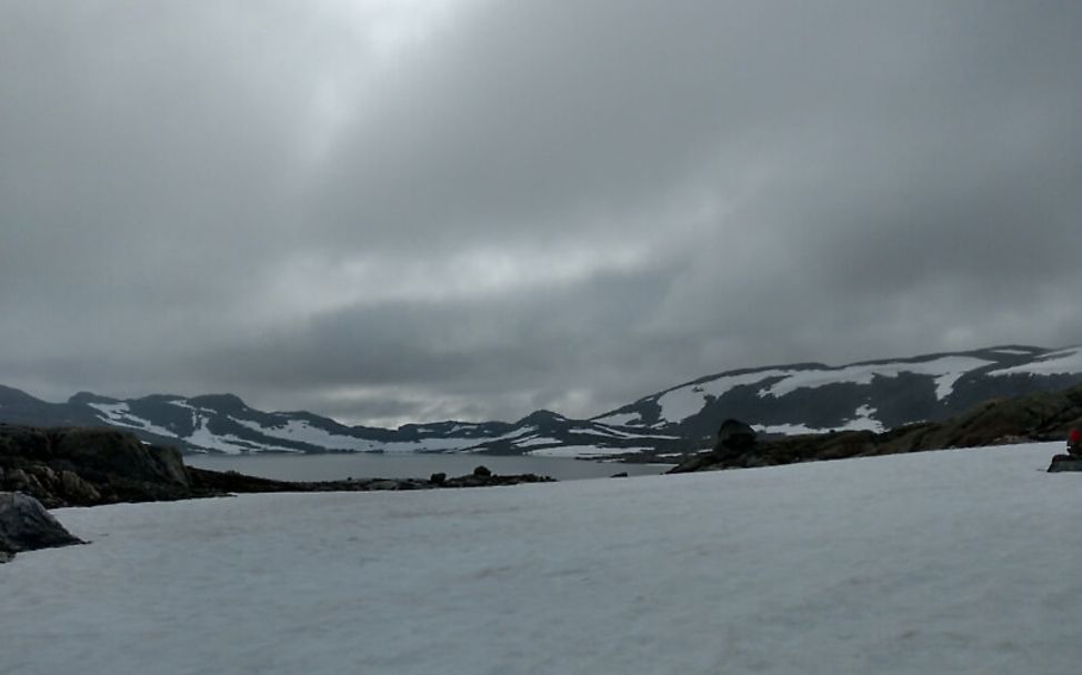 Ein Schneefeld versperrt den Weg von Nordkap-Wanderer Lukas Bion