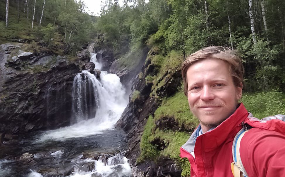 Nordkap-Wanderer Lukas Bion an einem Wasserfall