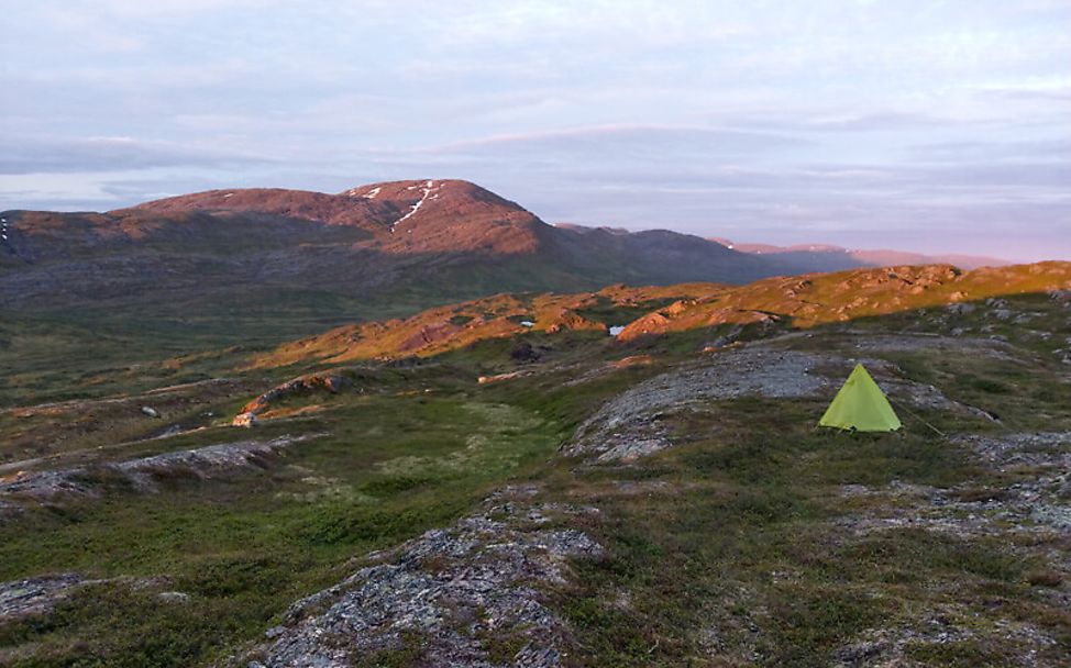 Nordkap-Wanderer Lukas Bion: Kleines Zelt in der Landschaft