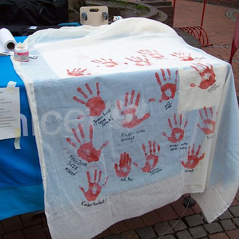 Aktionsstand zum Red Hand Day in Emden im Jahr 2020