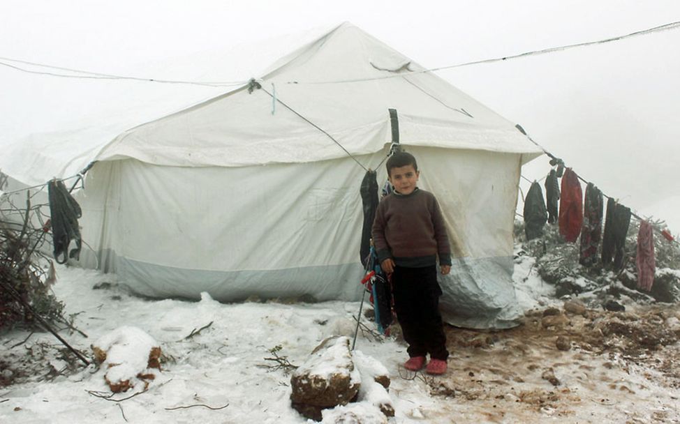 Bei Minustemperaturen im Zelt: Ein syrischer Junge steht vor einer Notunterkunft.