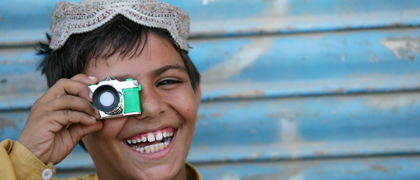 Ein Junge aus Pakistan mit einer kleinen Kamera