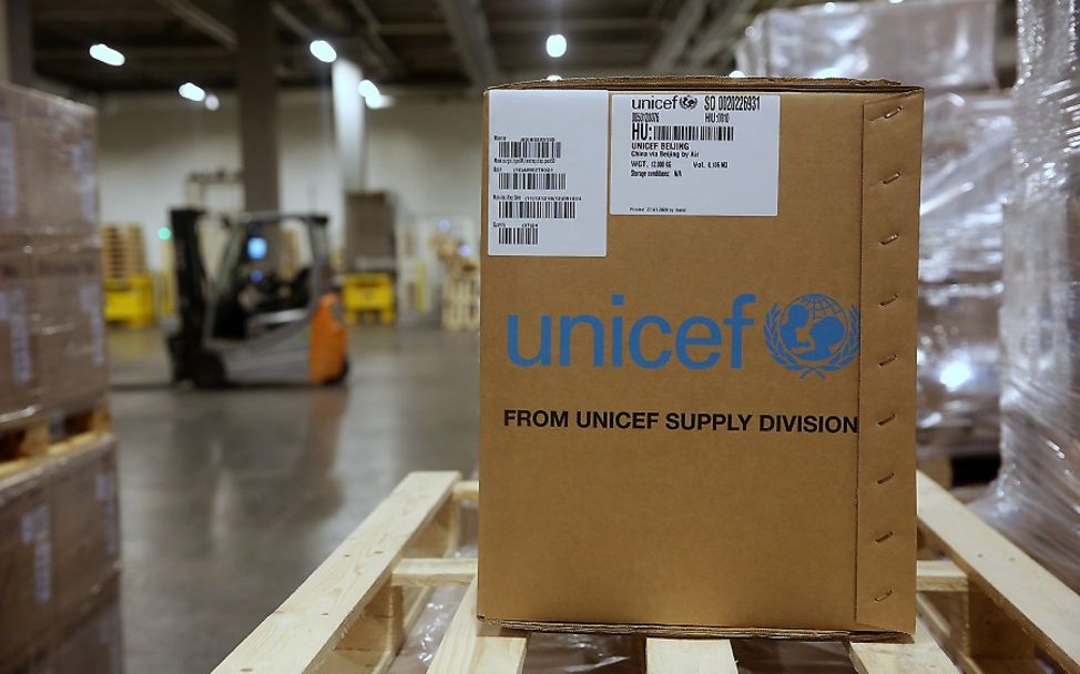 Ein UNICEF-Hilfspaket in einer Lagerhalle.
