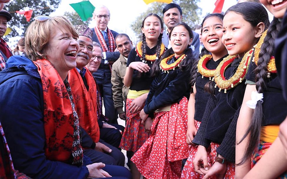 Kinderrechte in Nepal: Kinder freuen sich über den Besuch.