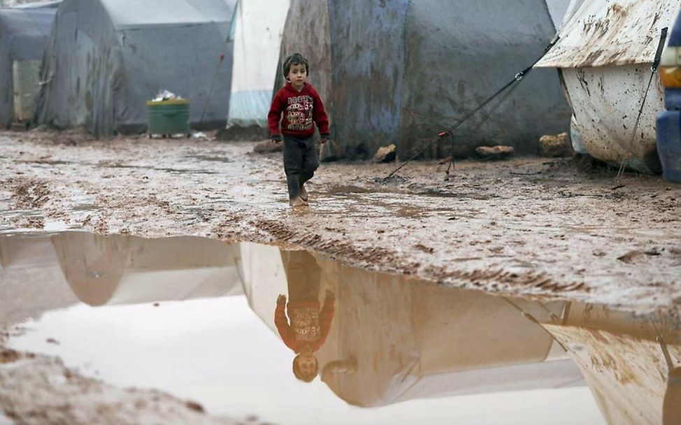 In behelfsmäßigen Zeltsiedlungen sind Tausende syrische Kinder untergekommen.  