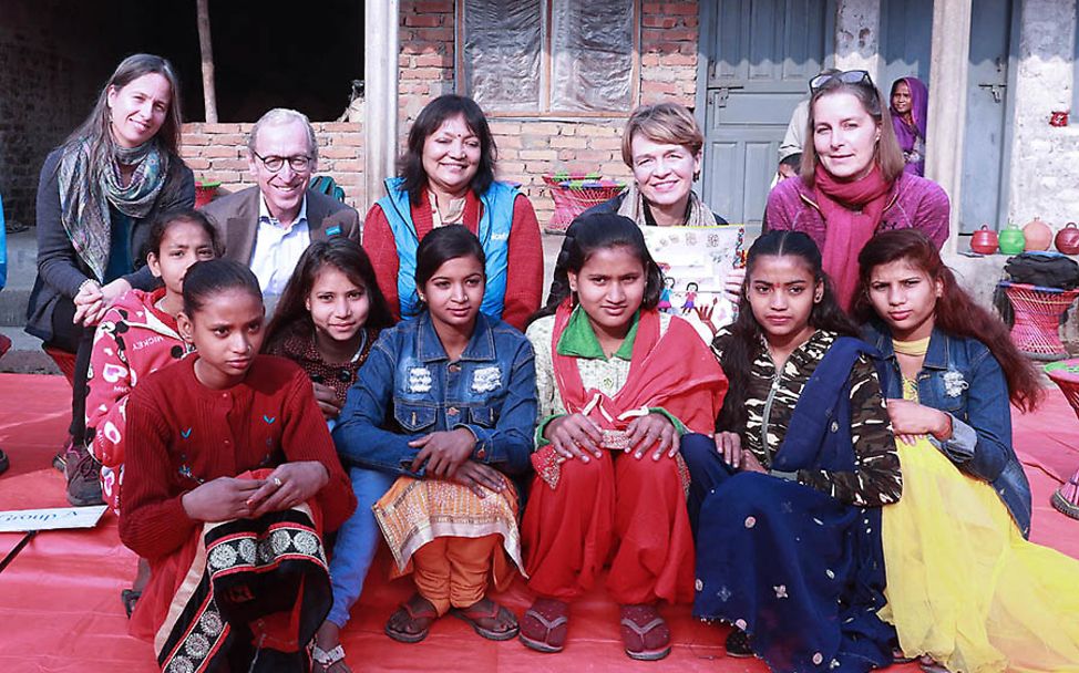 Mädchen in Nepal: Eine Gruppe Mädchen zusammen mit UNICEF-Vertretern.