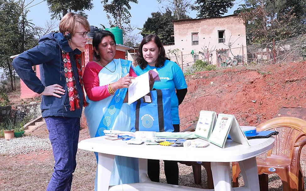 Nepal: Uma Bishworkarma erzählt von ihrer ehrenamtlichen Hilfe.