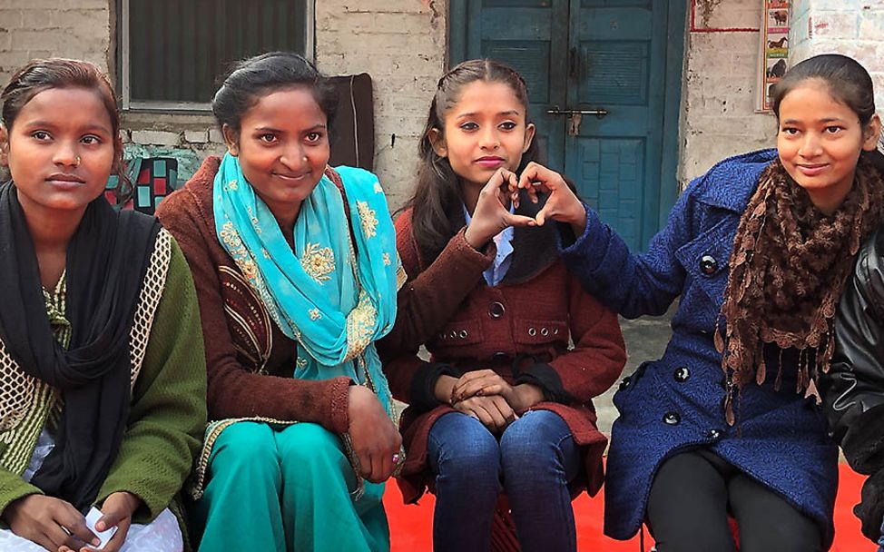 Mädchen in Nepal: Vier Mädchen hoffen auf bessere Bildung.