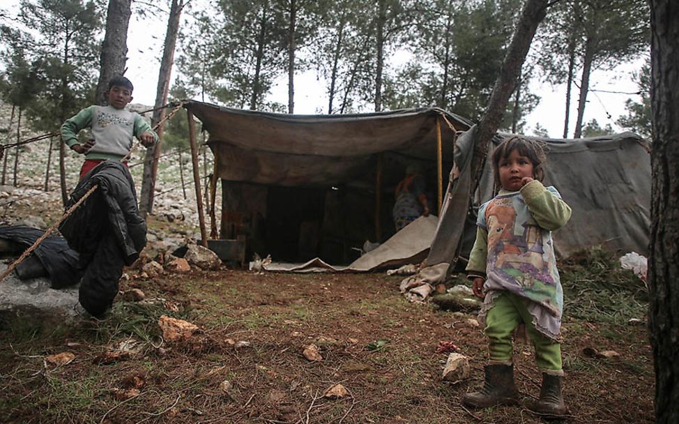 Syrien: Zwei Kinder stehen vor einem provisorisch aufgestelltem Zelt.