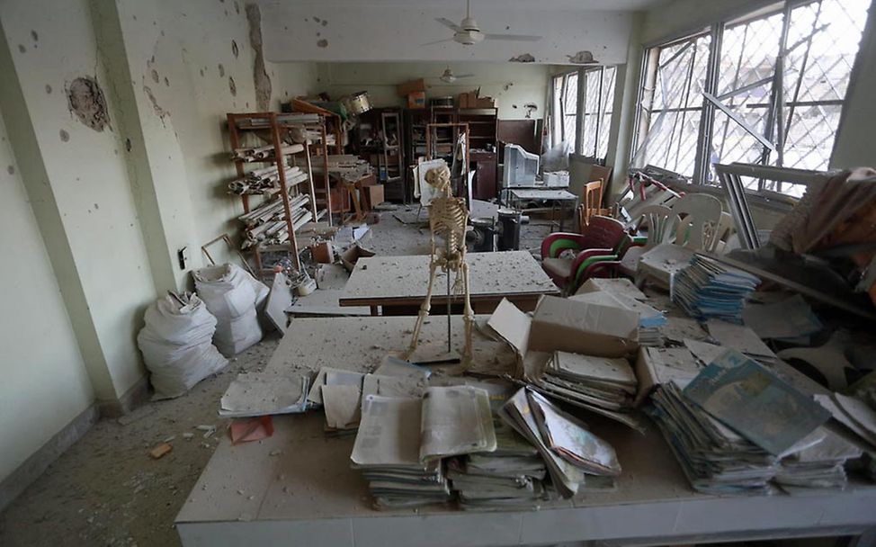 Syrien: Ein zerstörter Klassenraum in einer Schule in Idlib.