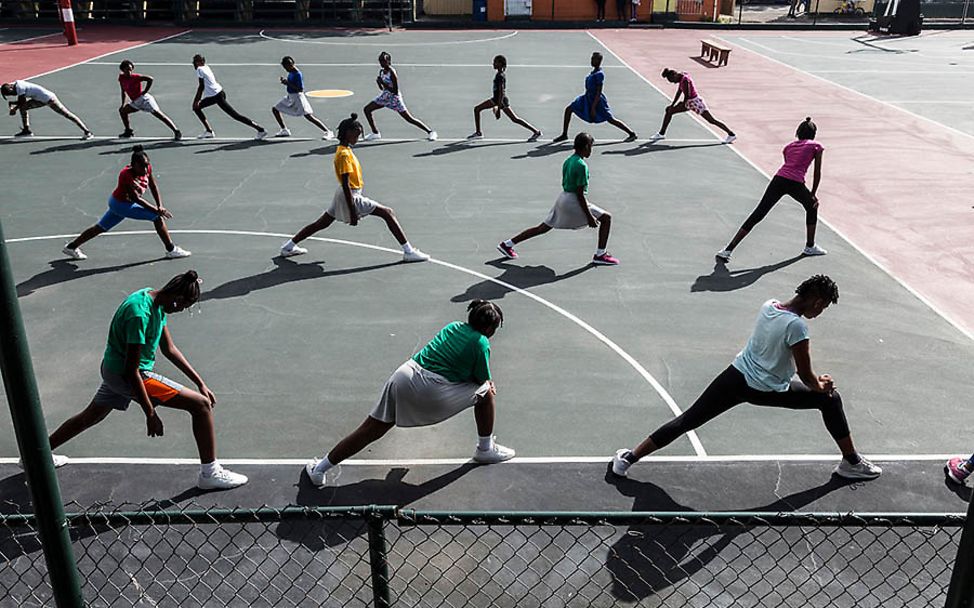 Antigua: Mädchen wärmen sich vor dem Sport auf.