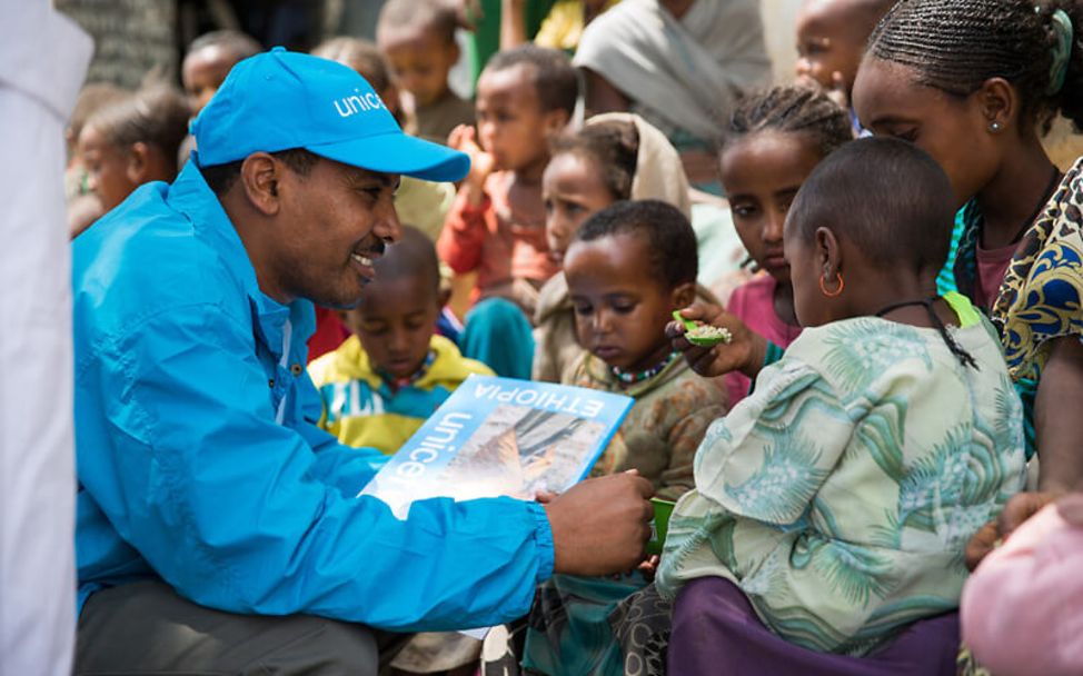 Äthiopien Wassermangel: Ein UNICEF-Helfer verteilt Info-Materialien. 