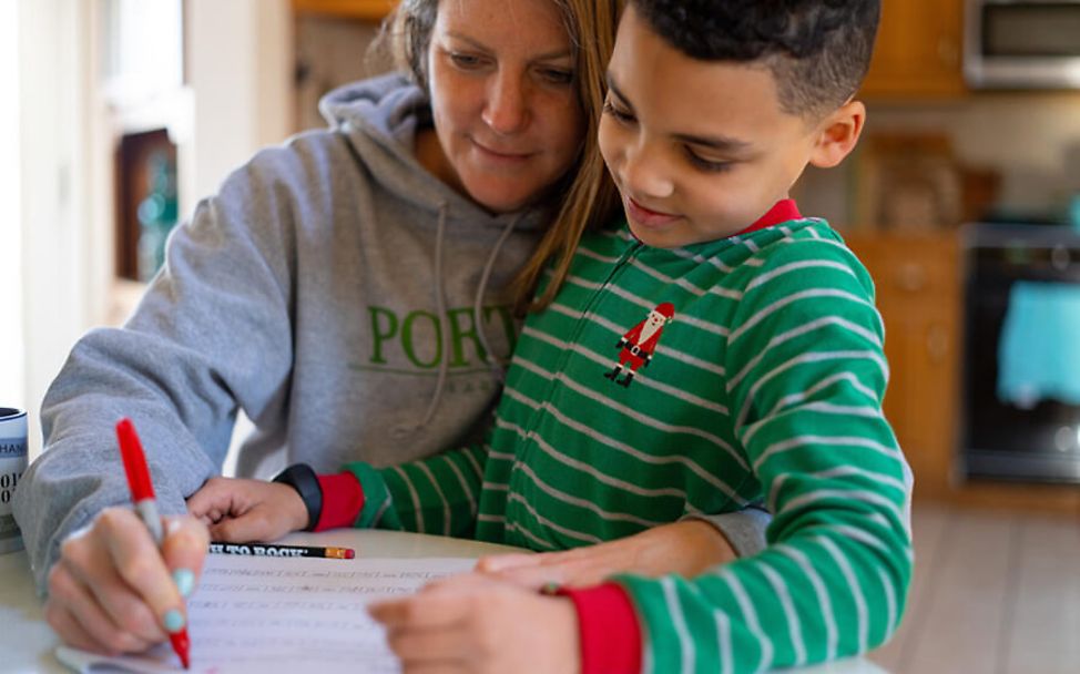 Corona: Mutter und Sohn machen zuhause Schulaufgaben