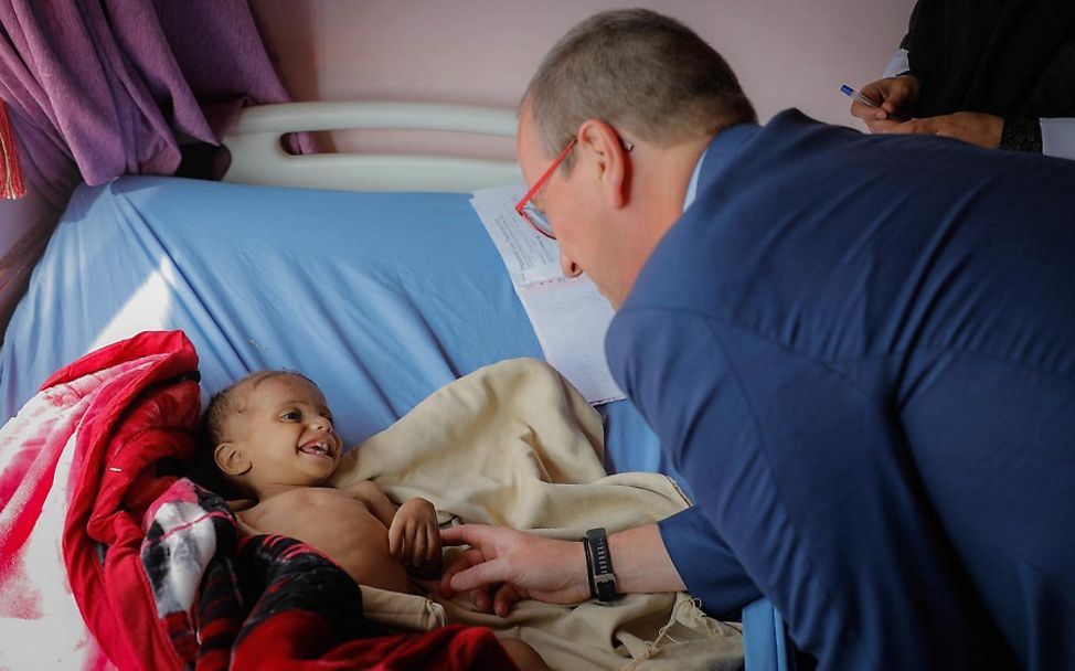 Geert Cappelaere und ein jemenitisches Baby © UNICEF/UN0252406/Fuad